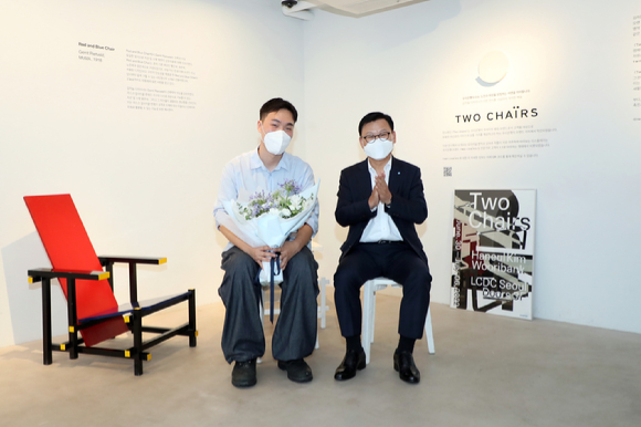 이원덕 우리은행장(오른쪽)과 이번 전시회 작품을 제작한 김하늘 디자이너가 기념촬영을 하고 있다. [사진=우리은행]