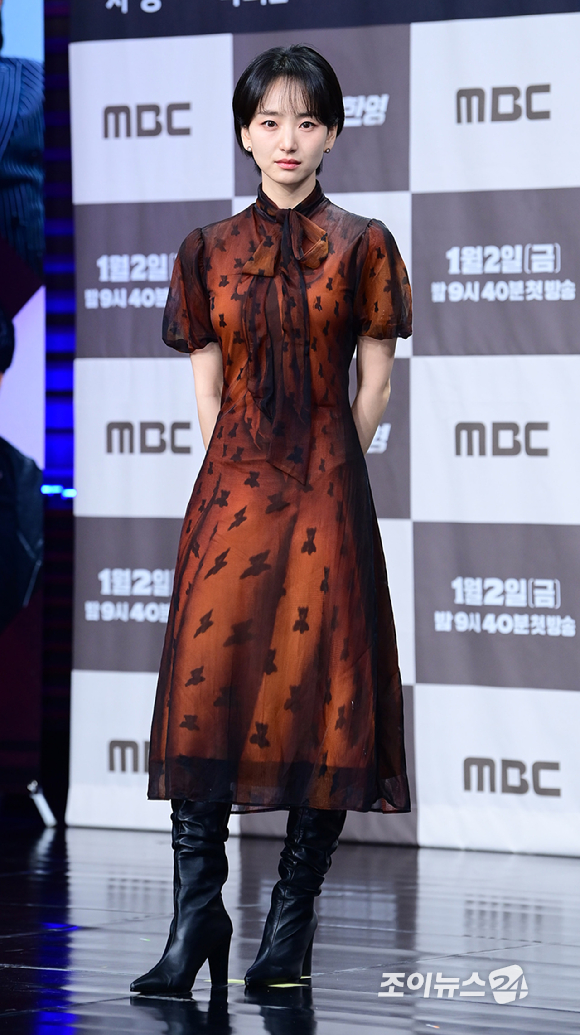 배우 원진아가 2일 오후 서울 마포구 상암동 MBC 골든마우스홀에서 열린 MBC 새 금토드라마 '판사 이한영' 제작발표회에 참석하고 있다. [사진=정소희 기자]