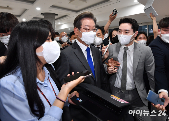 이재명 더불어민주당 인천 계양을 국회의원 후보 겸 총괄선대위원장이 1일 서울 여의도 국회 의원회관 대회의실에 마련된 제8회 전국동시지방선거 개표상황실에서 방송 3사 출구조사 결과를 지켜본 후 이동하고 있다. [사진=김성진 기자]