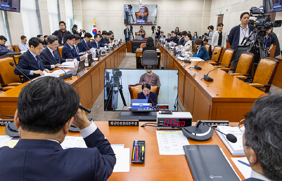 26일 국회에서 행정안전위원회 전체 회의가 열리고 있다.이날 행안위는 여야가 GTX 철근누락과 광화문 감사의 정원 문제 현안질의를 위해 여당 주도로 열렸다. 이에 국민의힘은 스타벅스 불매 운동 등 여당 비판을 위한 내용으로 질의를 진행했다.2026.5.26 [사진=연합뉴스]