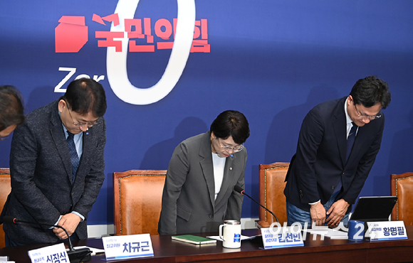 김선민 조국혁신당 당대표 권한대행이 5일 오전 서울 여의도 국회에서 열린 현안관련 기자간담회에서 고개 숙여 사과를 하고 있다. [사진=곽영래 기자]