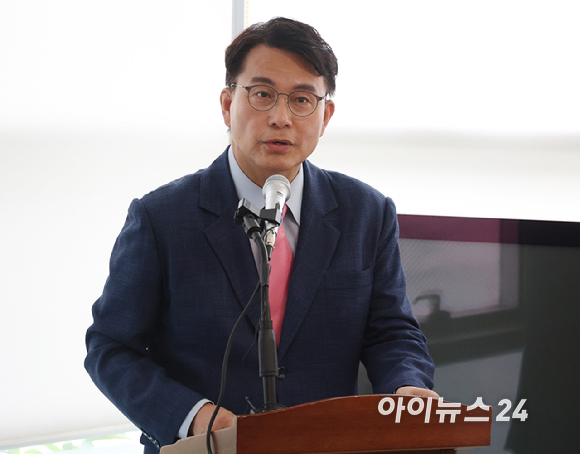윤상현 6&middot;3 지방선거 투표용지 부족 사태 국정조사특별위원회 위원장이 2일 서울 송파구 선거관리위원회에서 열린 '투표용지 부족 사태 관련 현장보고회'에 참석해 모두발언 하고 있다. [사진=국회사진기자단 ]
