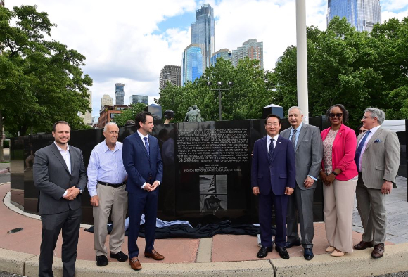 유정복 인천광역시장이 미국 뉴저지 저지시티(Jersey City) 한국전쟁기념공원에서 열린 인천시 기념비 헌정식에서 스티븐 풀롭(Steven Fulop) 저지시티 시장, 조셉 파나핀토(Joseph A Panapinto Sr.) 파타핀토 프로퍼티스 회장 등 참석자들과 제막식을 하고 있다. [사진=인천시]