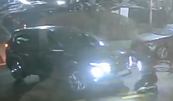 아파트 단지 인근 도로에서 황색 점선을 넘어 불법 좌회전을 시도하던 차량이 직진하던 자전거와 충돌한 사고가 전해졌다. 사진은 사고 직후 도로 CCTV 영상 갈무리. [사진=유튜브 @한문철TV]