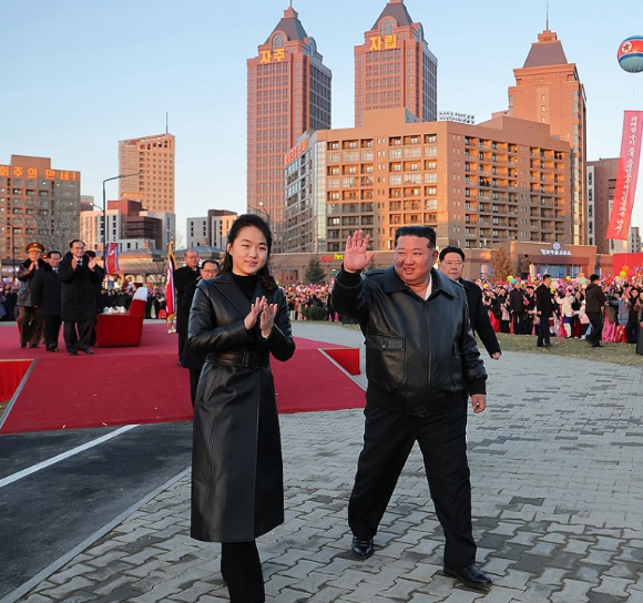 평양 화성지구 4단계 1만 세대 살림집 준공식이 16일 진행되었다고 조선중앙통신이 17일 보도했다. [사진=평양 조선중앙통신/연합뉴스]