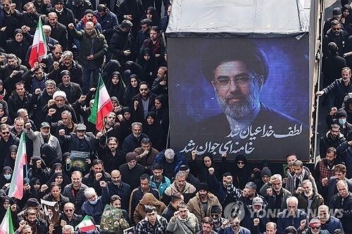 이란 테헤란 광장에 등장한 모즈타바 대형 사진 [사진=AFP 연합뉴스]