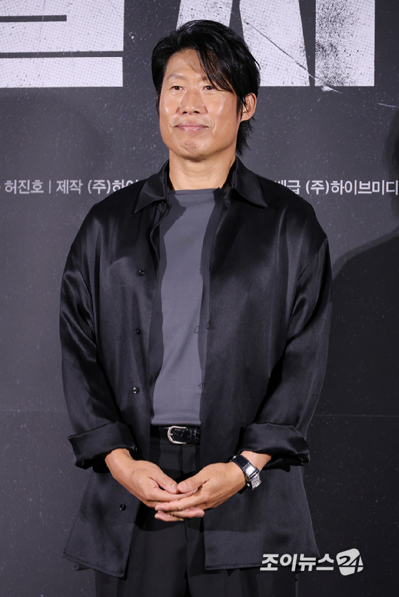 허진호 감독, 배우 유해진, 박해일, 이민호가 10일 오전 서울 용산구 CGV용산아이파크몰점에서 진행된 영화 '암살자(들)'(감독 허진호) 제작보고회에 참석해 포즈를 취하고 있다. [사진=문수지 기자]
