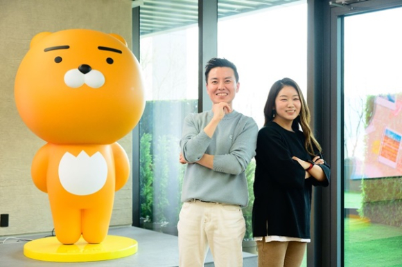 스마트 스위치 카카오톡 복원 서비스 개발을 담당한 강승호(왼쪽) 삼성전자 모바일경험(MX)사업부 경험기획팀 프로와 황지영 카카오톡 톡서비스 기획자 PM [사진=삼성전자]