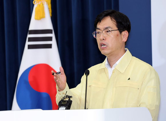국가정보자원관리원 화재로 중단된 우편 서비스가 대부분 재개된 가운데 지난 29일 서울 여의도 국회 의원회관에 추석을 앞두고 배달된 우체국 소포 등 택배물품들이 쌓여 있다. [사진=연합뉴스]