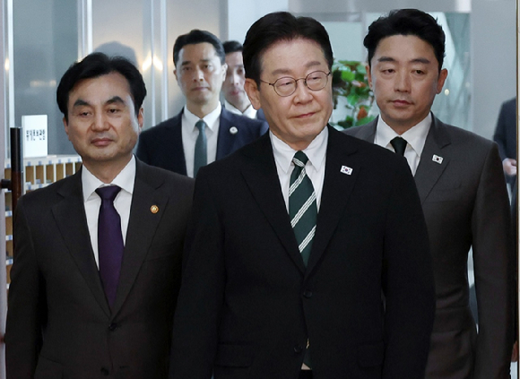 이재명 대통령이 27일 서울 국방부에서 열린 전군주요지휘관회의에 입장하고 있다. 2026.3.27 [사진=연합뉴스]