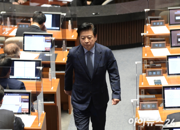 뇌물수수 및 정치자금법 위반 혐의를 받고 있는 노웅래 더불어민주당 의원이 28일 오후 서울 여의도 국회에서 열린 제401회 국회(임시회) 제4차 본회의에서 자신을 향한 체포동의안에 대해 신상발언을 마치고 자리로 향하고 있다. [사진=정소희 기자]