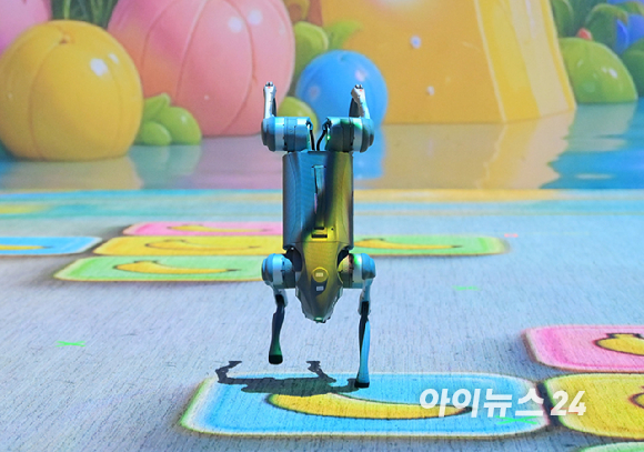 21일 오후 서울 강동구 고덕동에 위치한 로봇복합문화공간 'GALAXY ROBOT PARK'(갤럭시 로봇 파크) 그랜드 오픈 기자간담회가 열렸다. 로봇 아레나에서 로봇들이 공연을 선보이고 있다. [사진=정소희 기자]