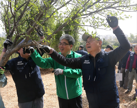 산림청은 18일 서울시 양천구 온수도시자연공원에서 대한상공회의소, 신기업가정신협의회, 생명의숲 등과 함께 도시숲 조성을 위한 나무심기 행사를 개최했다. [사진=산림청]