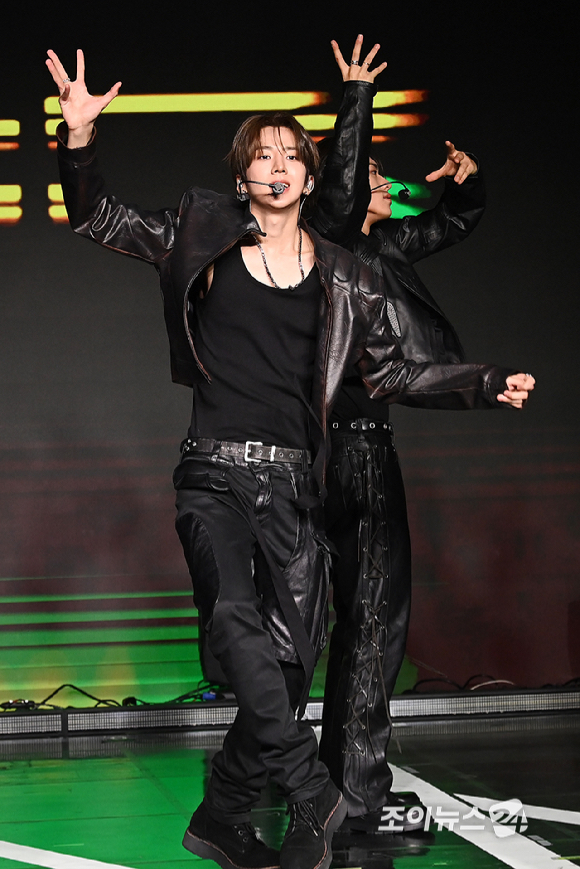 그룹 82메이저(82MAJOR)가 30일 오후 서울 강남구 일지아트홀에서 열린 미니 4집 '트로피' 컴백 쇼케이스에서 무대를 선보이고 있다. [사진=곽영래 기자]