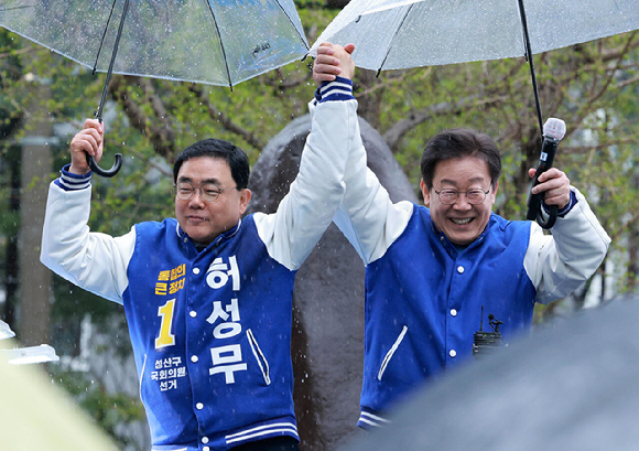 이재명 더불어민주당 대표가 3일 오후 경남 창원시 스카이웰빙파크 앞에서 허성무 창원성산 후보 지지유세를 하고 있다. 2024.04.03 [사진=뉴시스]