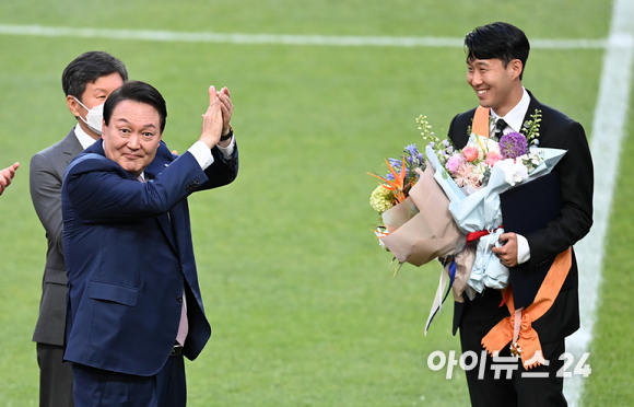 2일 오후 서울월드컵경기장에서 열린 대한민국과 브라질의 친선경기가 열렸다. 윤석열 대통령이 축구 국가대표 손흥민에게 체육훈장 최고등급인 청룡장을 수여한 후 축하하고 있다. [사진=김성진 기자]