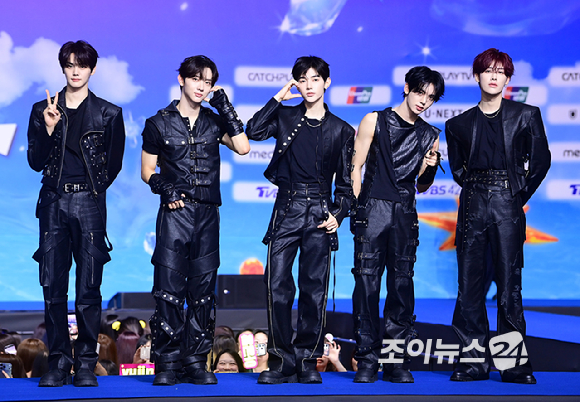 그룹 앤더블(AND2BLE)이 9일 오후 경기도 일산 킨텍스에서 열린 2026 SBS 가요대전 Summer 블루카펫 행사에 참석하고 있다. [사진=정소희 기자]