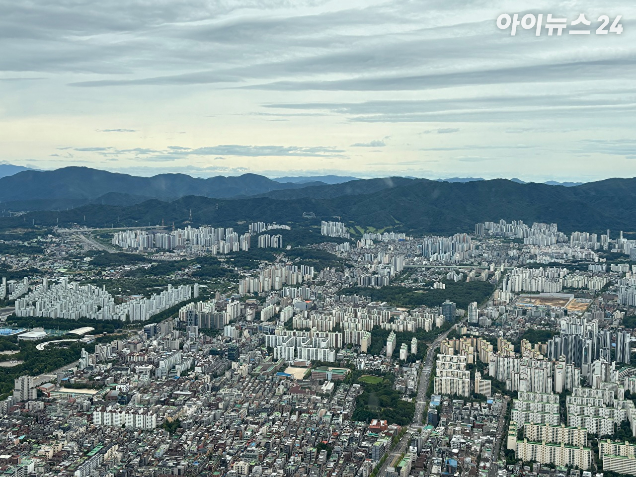 정점식 국민의힘 원내대표가 8일 국회에서 열린 정기국회 제4차 본회의에서 교섭단체 대표 연설을 마친 뒤 의원들과 악수하고 있다. [사진=곽영래 기자]