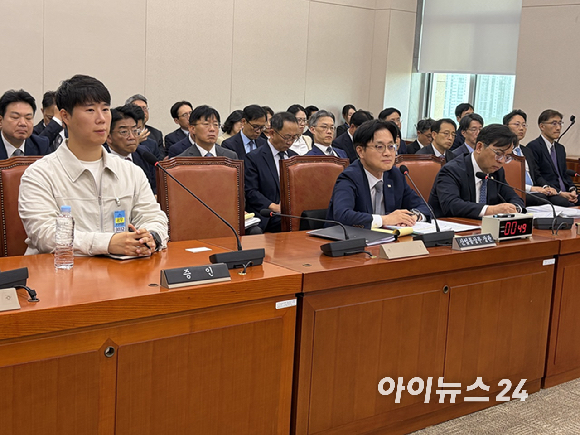 최승호 삼성그룹 초기업노동조합 삼성전자지부 위원장이 6일 오후 국회에서 열린 산업통상자원중소벤처기업위원회 국정감사에 증인으로 참석해 의원들의 질의에 답변하고 있다. [사진=권서아 기자]