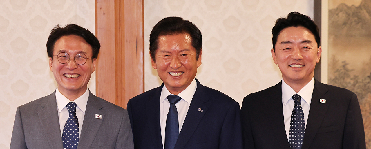 김민석 국무총리(왼쪽)가 10일 서울 종로구 삼청동 총리공관에서 열린 고위당정협의회에서 더불어민주당 정청래 대표(가운데), 강훈식 대통령 비서실장과 기념촬영을 하고 있다. 2025.8.10 [사진=연합뉴스]