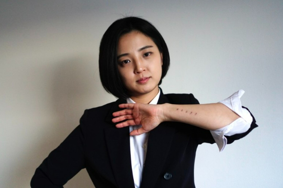 류호정 의원이 '42299'라는 타투가 새겨진 자신의 팔을 들어 보이고 있다. [사진=류호정 의원 공식 블로그]