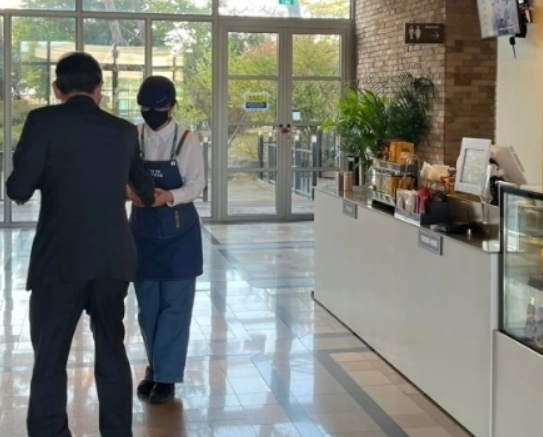 아시아태평양경제협력체(APEC) 정상회의 현장에서 이재용 삼성전자 회장에게 커피를 건넨 직원이 5만원을 받은 사연이 전해져 화제를 모으고 있다. [사진=스레드 갈무리]