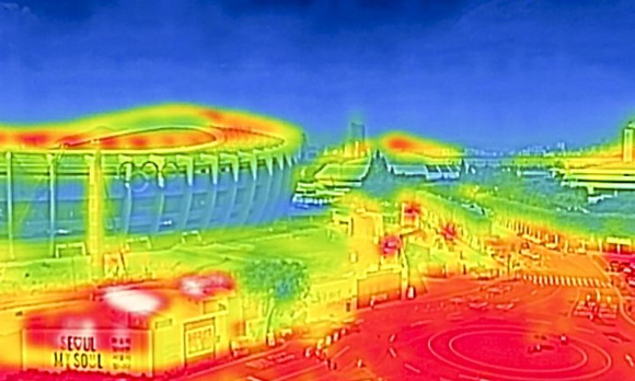 장마가 끝나고 폭염이 기승을 부린 지난 7월 30일 서울 송파구 잠실구장에서 바라본 올림픽 주경기장이 붉게 보이고 있다. 열화상 카메라로 촬영한 사진은 온도가 높을수록 붉은색, 낮을수록 푸른색을 나타낸다. [사진=뉴시스]