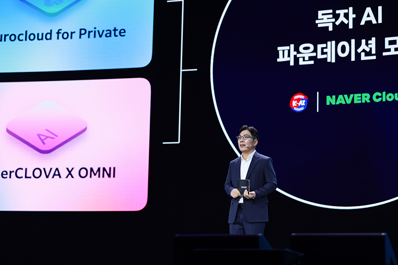 6일 서울 강남구 코엑스에서 열린 네이버 통합 콘퍼런스 '단(DAN)25'에서 김유원 네이버클라우드 대표가 발표하고 있다. [사진=네이버]