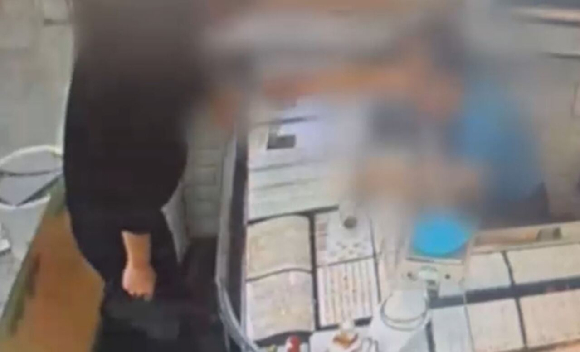 SK하이닉스 주식을 사준 부모에게 효도를 한다고 말하며 금은방 내 물건을 고르다 돌연 둔기로 진열대를 부수고 금팔찌를 훔친 일당이 경찰에 붙잡혔다. 사진은 금은방 진열대를 망치로 내려치고 있는 B군 모습. [사진=MBC 보도화면 캡처]