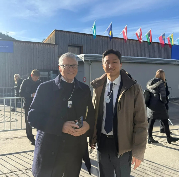 정기선 HD현대 회장(오른쪽)과 빌 게이츠 테라파워 창업자 겸 회장이 22일(현지시간) 다보스포럼에서 만났다. [사진=HD현대 SNS 캡처]