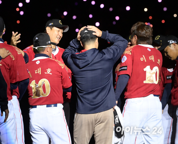 '조선의 4번 타자' 롯데 이대호의 은퇴식이 8일 부산 동래구 사직야구장에서 열린 가운데 이대호의 다양한 모습. [사진=정소희 기자]