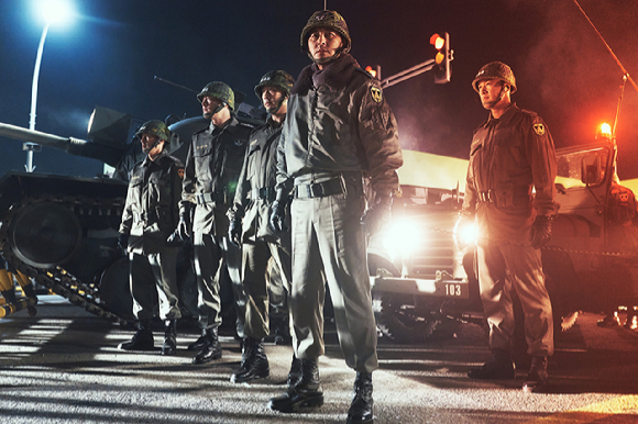 배우 황정민이 영화 '서울의 봄'에서 군사반란을 주도한 보안사령관 전두광 역을 맡아 열연을 펼치고 있다. [사진=플러스엠 엔터테인먼트]