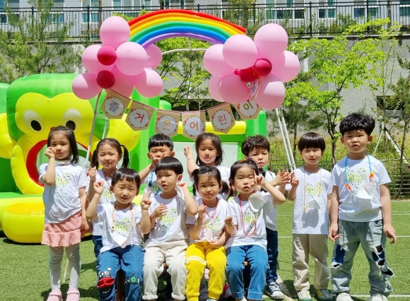 '부영 사랑으로 어린이집' 어린이날 행사에서 아이들이 사진을 찍고 있다. [사진=부영그룹]