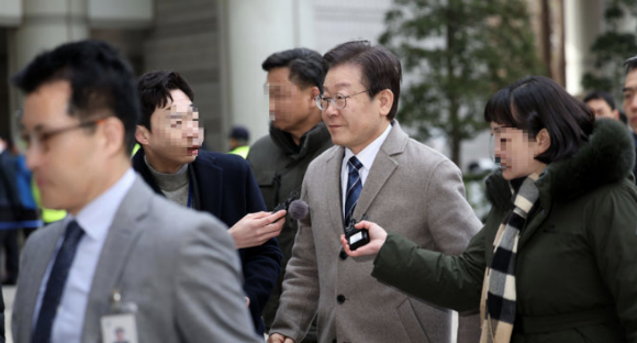 이재명 더불어민주당 대표가 27일 오전 서울시 서초구 서울중앙지법에서 열린 대장동 배임 및 성남FC 뇌물 의혹 사건 1심 14차 공판에 출석하고 있다. [사진=뉴시스]