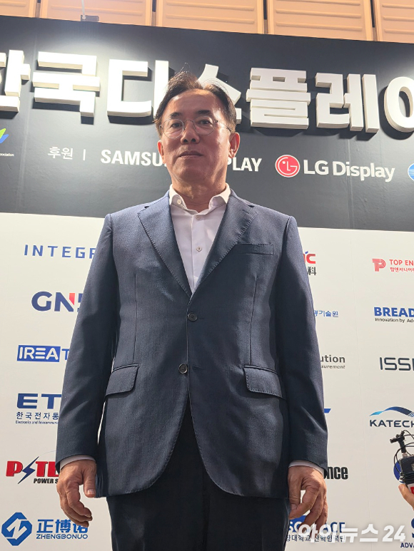 정철동 LG디스플레이 사장이 VIP 투어 이후 기자들의 질문에 답하고 있다. [사진=황세웅 기자]