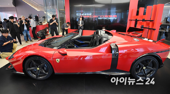 13일 서울 서초구 반포 페라리 전시장에서 열린 페라리 849 테스타로사 스파이더 공개 행사에서 페라리 849 테스타로사 스파이더가 공개되고 있다. 페라리 849 테스타로사 스파이더 전면이번에 공개된 849 테스타로사 스파이더는 V8 트윈터보 엔진에 전기모터 3개를 결합한 플러그인 하이브리드(PHEV) 모델이다. [사진=곽영래 기자]