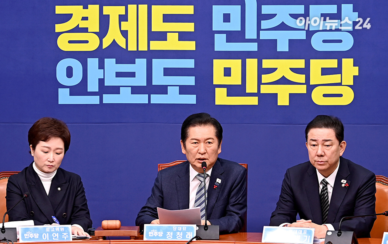 나경원 국민의힘 의원이 9일 서울 여의도 국회에서 열린 제429회국회(정기회) 제16차 본회의에서 가맹사업거래의 공정화에 관한 법률 일부개정법률안에 대한 무제한 토론(필리버스터)을 하는 가운데 여야 의원들이 충돌하고 있다. [사진=곽영래 기자]