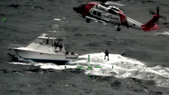 미국 해안경비대가 해상에서 인명 구조를 하고 있다. [사진=NOAA/USCG]