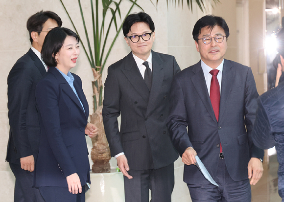 국민의힘 김종혁 전 최고위원이 20일 국회 소통관에서 중앙윤리위 징계에 대한 법원의 효력정지 가처분 인용 결정과 관련해 기자회견장을 향하고 있다. 2026.3.20 [사진=연합뉴스]