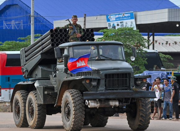 지난 7월 캄보디아 북서부 우다르미언쩨이주에서 캄보디아군의 다연장로켓포가 국경 지대로 이동하고 있다. [사진=AFP/연합뉴스]