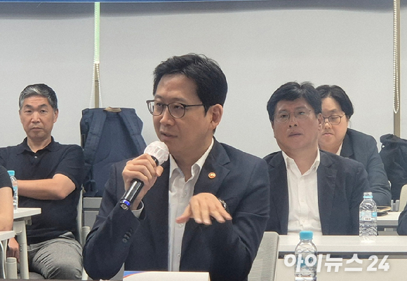 배경훈 부총리 겸 과학기술정보통신부 장관이 20일 서울 종로구 HJ비즈니스센터 광화문에서 열린 '개방형 AI 컴퓨팅 인프라 생태계 구축을 위한 업계 간담회'에서 발언하고 있다. [사진=서효빈 기자]