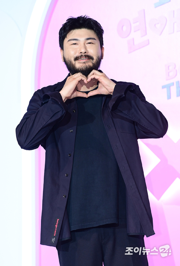 가수 카더가든이 3일 오전 서울 용산구 CGV 용산아이파크몰에서 열린 넷플릭스 새 연애 리얼리티 예능 '모태솔로지만 연애는 하고 싶어' 제작발표회에 참석하고 있다. [사진=정소희 기자]