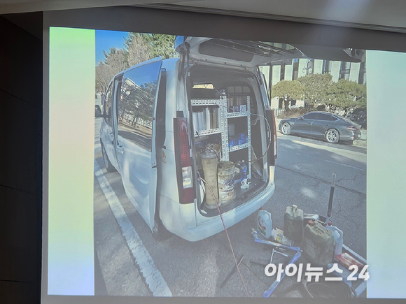 서울 여의도 국회 앞뜰에 마련된 자동차 출장 정비 장비와 정비 차량 [사진=설재윤 기자]