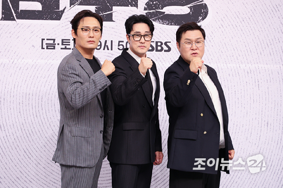 배우 최대훈, 소지섭, 윤경호가 25일 오후 서울 양천구 목동 SBS에서 진행된 SBS 새 금토드라마 '김부장' 제작발표회에 참석해 포즈를 취하고 있다. [사진=문수지 기자]