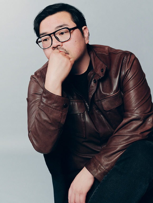 이종필 감독이 넷플릭스 영화 '파반느' 인터뷰에 앞서 포즈를 취하고 있다. [사진=넷플릭스 ]