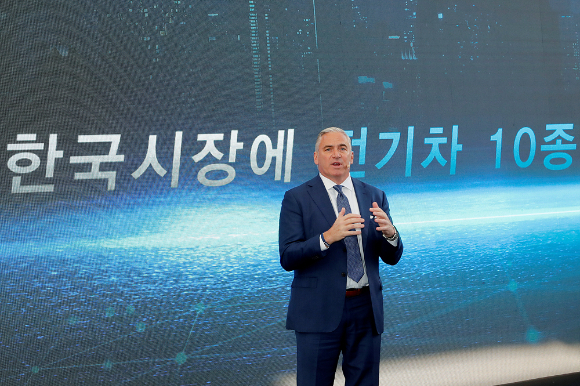 GM의 한국 디자인 센터에서 온라인으로 진행된 GM 미래 성장 미디어 간담회에서 스티브 키퍼 GM 수석부사장 겸 해외사업부문 사장이 연설하고 있다. [사진=한국지엠]
