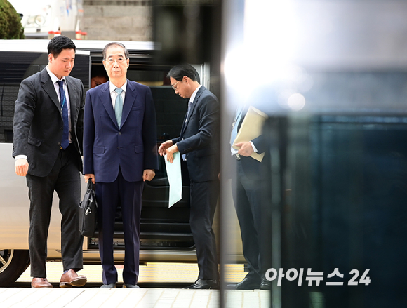 한덕수 전 국무총리가 27일 오후 서울중앙지법에 내란 우두머리 방조, 위증, 허위공문서 작성 등의 혐의로 구속 전 피의자 심문(영장실질심사)을 받기 위해 출석하고 있다. [사진=정소희 기자]