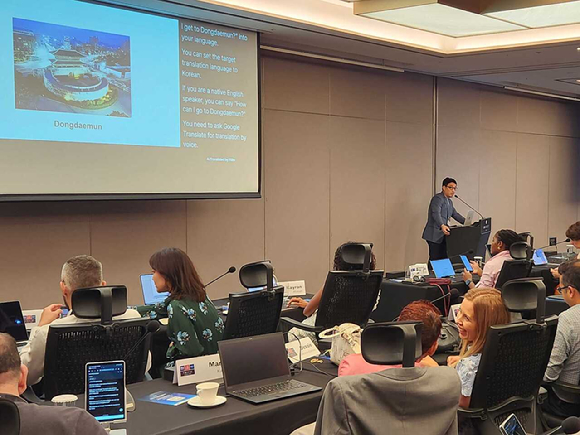 이정수 플리토 대표가 지난 6일 서울에서 열린 'TRIUM Global Executive MBA, Class of 2026' 행사에서 플리토 AI 동시통역 솔루션을 통해 참석자들과 글로벌 소통하고 있다. [사진=플리토]