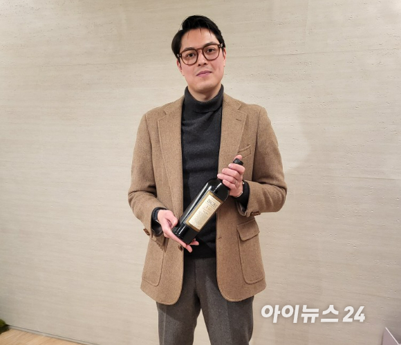 안토니 후인(Anthony Huynh) 트라피체 아시아 수출 매니저가 21일 서울 몬드리안호텔에서 트라피체 140주년 기념 '이스까이 리미티드 에디션'에 대해 설명하고 있다. [사진=정승필 기자]