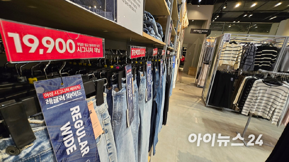 28일 서울 송파구 NC베이직 NC백화점 송파점에서 한 소비자가 상품을 둘러보고 있다. [사진=진광찬 기자]